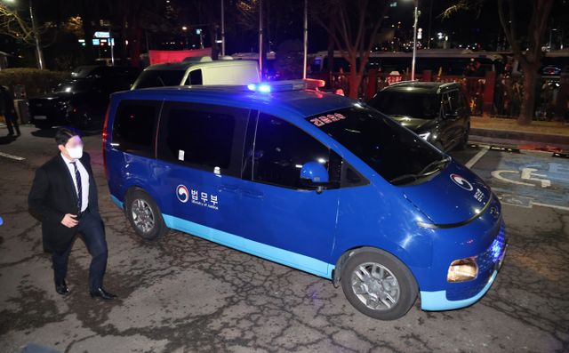 윤석열 대통령이 21일 헌법재판소 심판에 법무부 호송차를 타고 이동할 것으로 보인다. 사진은 윤 대통령이 지난 18일 서울 마포구 서울서부지방법원에서 영장실질심사를 받은 뒤 호송차, 경호차가 법원을 나가는 모습. /사진=뉴스1(공동취재)
