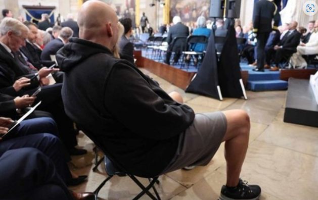 미국 한 상원의원이 도널드 트럼프 미국 대통령 취임식에 파격적인 복장으로 참석해 눈길을 끌었다. /사진=엑스(X·옛 트위터)