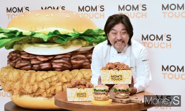 넷플릭스 예능 '흑백요리사'에서 준우승을 차지한 에드워드 리 셰프가 맘스터치와 협업해 개발한 메뉴를 공개했다. 21일 오전 서울 중구 신라호텔에서 열린 에드워드 리 컬래버 신제품 출시 기자간담회에 앞서 에드워드 리 셰프가 사진을 촬영하고 있다. /사진=임한별 기자