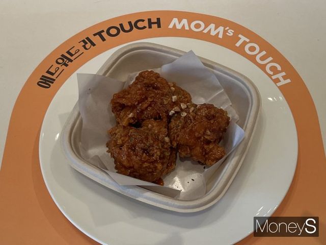 에드워드 리 빅싸이순살 치킨은 셰프의 레시피인 버번 소스를 활용했다. 사진은 21일 오전 서울 중구 신라호텔에서 열린 에드워드 리 컬래버 신제품 출시 기자간담회에 준비된 에드워드 리 빅싸이순살 메뉴의 모습. /사진=김서현 기자