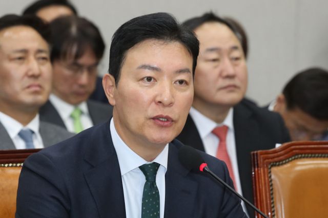 박지원 더불어민주당 의원이 김성훈 대통령경호처 차장의 '과잉 충성' 논란을 비판했다. 사진은 김성훈 대통령경호처 차장이 지난해 11월19일 오후 서울 여의도 국회에서 열린 운영위원회 전체회의에 출석해 의원 질의에 답변하고 있는 모습. /사진=뉴스1