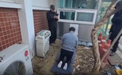  온라인을 중심으로 윤 대통령 지지자로 추정되는 남성이 서울구치소 앞 경비실에서 108배를 드리는 영상이 확산됐다. /사진=유튜브 캡처