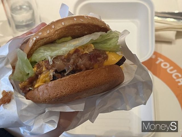 에드워드 리 비프버거와 싸이버거에는 R&D를 통해 공 들여 만든 '베이컨 잼'을 활용했다. 사진은 21일 오전 서울 중구 신라호텔에서 열린 에드워드 리 컬래버 신제품 출시 기자간담회에 준비된 에드워드 리 비프버거 메뉴의 모습. /사진=김서현 기자