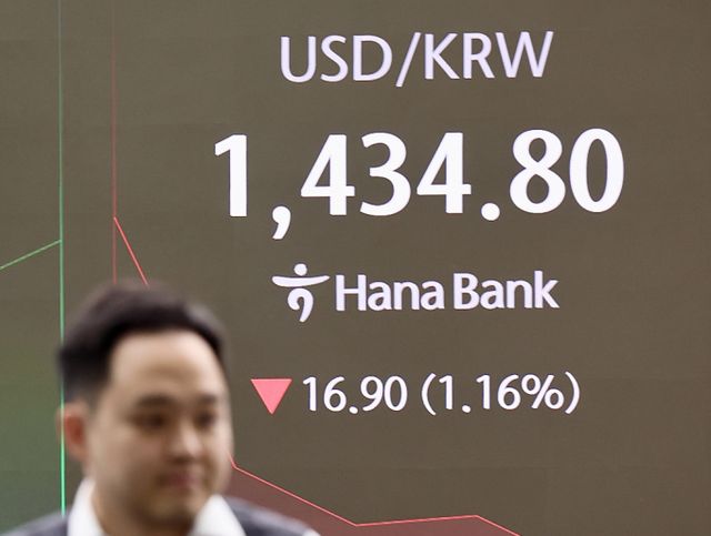 코스피가 전 거래일(2520.05)보다 13.18포인트(0.52%) 상승한 2533.23에 개장한 21일 오전 서울 중구 하나은행 딜링룸에서 딜러들이 업무를 보고 있다. 코스닥 지수는 전 거래일(727.66)보다 0.91포인트(0.13%) 오른 728.57에 거래를 시작했다. 원·달러 환율은 원·달러 환율은 전 거래일 주간거래 종가(1451.7원)보다 14.7원 내린 1437.0원에 출발했다./사진=뉴시스