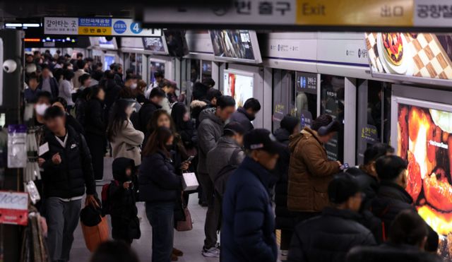 올해 상반기에는 수도권 지하철 기본요금이 오른다. 사진은 기사의 이해를 돕기 위한 서울에 많은 눈이 내린 지난해 11월27일 지하철 1호선 서울역 승강장에서 승객들이 지하철을 기다리는 모습. /사진=뉴시스