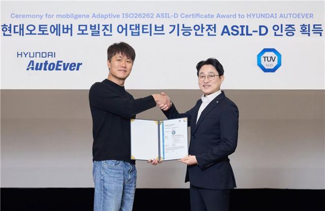 현대오토에버 SW플랫폼사업부장 류석문 전무(왼쪽)와 TUV SUD 코리아 서정욱 대표가 ASIL-D 인증서를 들고 기념촬영을 하고 있다. /사진=현대오토에버 