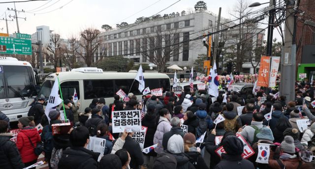 집결을 촉구하는 문자를 보내 논란이 된 대통령실 소속 행정관 A씨가 사직서를 제출했다. 사진은 지난 19일 서울 종로구 헌법재판소 앞에서 친윤 시위대가 구호를 외치고 있다. /사진=뉴시스