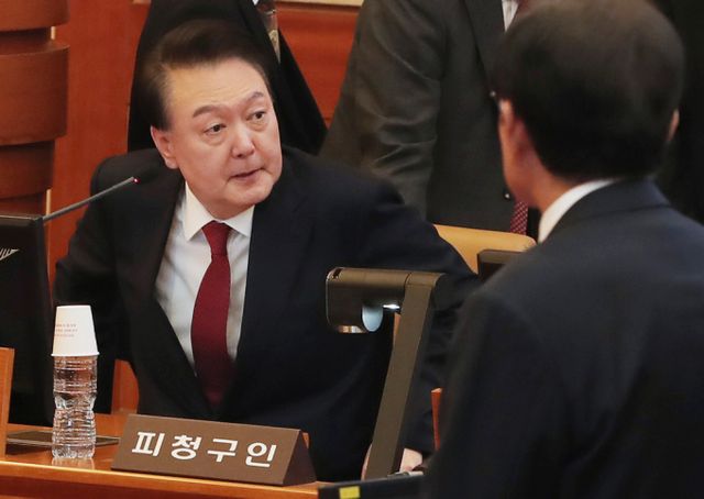 윤석열 대통령이 출석한 탄핵심판 3차 변론이 1시간 43분만에 끝났다. 사진은 윤석열 대통령이 21일 서울 종로구 재동 헌법재판소에서 열린 탄핵심판 3차 변론에 출석한 모습. /사진=임한별 기자