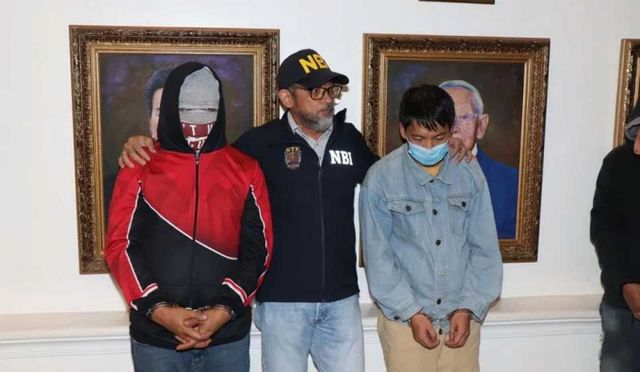 필리핀이 군 기지 등을 정찰해온 중국인 간첩을 체포했다. 사진은 필리핀에 체포된 중국인 간첩. /사진=NBL