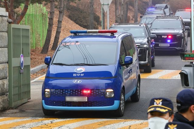 내란 수괴(우두머리) 혐의를 받는 윤석열 대통령이 21일 탄핵 심판 출석을 위해 헌법재판소에 도착했다. 사진은 21일 경기 의왕시 서울구치소에서 윤 대통령이 탄 법무부 호송차량이 대통령경호처 경호를 받으며 헌법재판소로 출발하는 모습. /사진=뉴스1