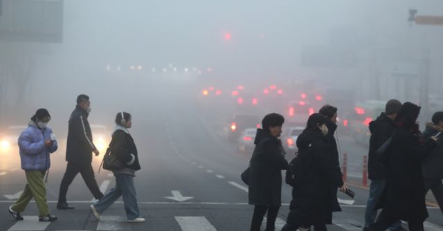 22일 전국 대부분 지역에서 미세먼지 농도가 '나쁨' 수준으로 나타난다. 사진은 시내 일대가 초미세먼지가 섞인 안개로 덮인 모습. /사진=뉴시스