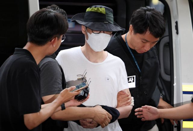  검찰이 일본도를 휘둘러 이웃을 살해한 혐의로 재판에 넘겨진 백모씨(37)에게 사형을 구형했다. 사진은 지난해 영장실질심사 모습. /사진=뉴시스