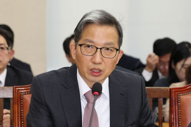 우종수 경찰청 국가수사본부장이 검찰 휴대전화 압수수색 취소 준항고를 법원이 기각하자 재항고장을 지난 20일에 제출했다. 사진은 우 본부장이 지난해 12월23일 서울 여의도 국회에서 열린 행정안전위원회 전체회의에서 의원질의에 답하는 모습. /사진=뉴시스