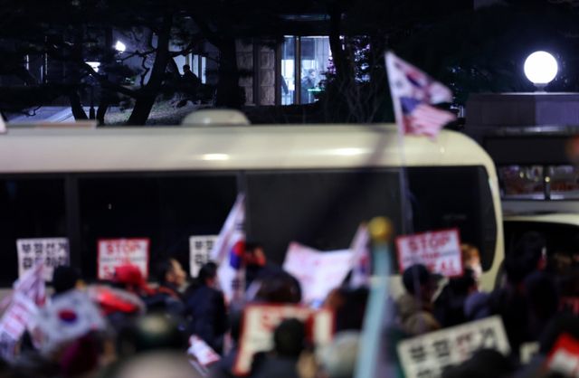 차은경 서울서부지법 부장판사가 윤석열 대통령의 구속영장을 발부한 것을 두고 윤 대통령 지지자들이 비난과 막말을 쏟고 있다. 윤 대통령 지지자들이 서울서부지법 앞에 모여 헌법 재판소로 행진하는 모습. /사진=뉴스1