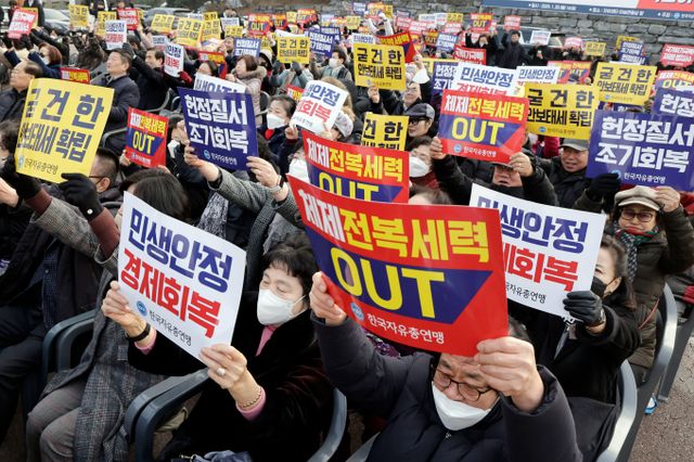 국민의힘 원외당협위원장 모임이 21일 오동운 고위공직자범죄수사처장(공수처)과 우종수 국가수사본부장(국수본)을 내란 혐의로 고발했다고 밝혔다. 사진은 20일 서울 중구 한국자유총연맹 자유센터 이승만 대통령 동상 앞에서 열린 '대한민국 자유민주주의 체제 수호와 안보 지킴이 대국민 메시지' 행사 모습. /사진=뉴시스