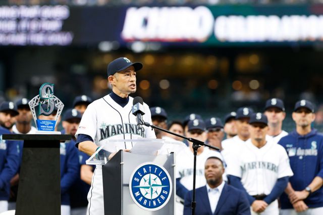 스즈키 이치로가 마리아노 리베로만이 성공한 명예의 전당 만장일치 헌액에 도전한다. 사진은 2019년 시애틀 매리너스에서 은퇴한 스즈키 이치로가 공로상을 수상하는 모습. /사진=로이터