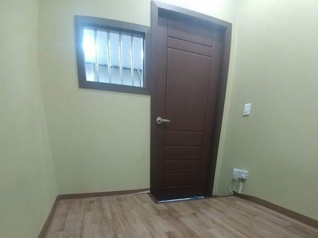 서울서부지방법원을 월담한 남성이 경찰 조사 후기를 전했다. 사진은 해당 남성이 피의자 대기실에 앉아 있는 모습. /사진=온라인 커뮤니티 갈무리