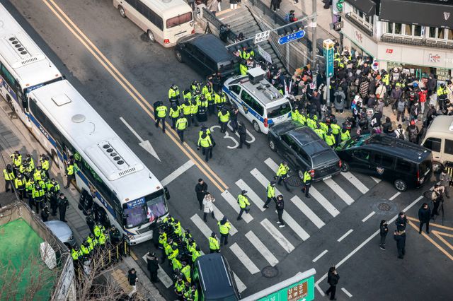 경찰이 윤석열 대통령 탄핵 심판 3차 변론이 열리는 서울 종로구 헌법재판소 인근에서 경찰관을 폭행한 여성을 현행범으로 체포했다. 사진은 21일 서울 종로구 헌법재판소 인근 도로에 경찰 병력이 배치된 모습. /사진=뉴시스