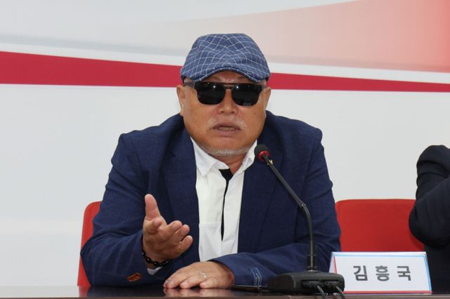 윤석열 대통령을 공개적으로 지지하고 나선 가수 김흥국이 서울서부지법 폭동 사태에 대해 옹호했다. 사진은 지난해 6월 서울 여의도 국민의힘 당사에서 열린 2024 총선 지원 연예인 자원봉사단 간담회에 참석한 가수 김흥국. /사진=뉴시스