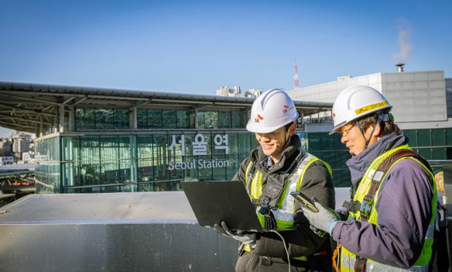 SKT와 SK오앤에스 엔지니어가 서울역 인근에서 통신장비를 점검하고 있다. /사진=SK텔레콤