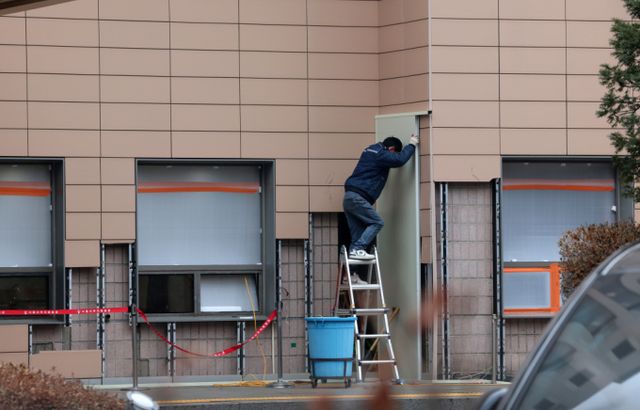 서울서부지방법원을 월담한 남성이 경찰 조사 후기를 전했다. 사진은 서울서부지방법원에서 공사 관계자들이 파손된 외벽에 보수작업을 하는 모습. /사진=뉴시스