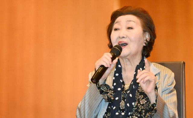 1960년대 히트곡 '노오란 샤쓰의 사나이' 등을 남긴 가수 한명숙씨가 22일 별세했다. 사진은 지난 2013년 12월23일 서울 여의도에서 열린 한국음악발전소 '청춘! 그 아름다웠던 날들 신곡발표회'에서 노래 부르는 한명숙. /사진=뉴시스