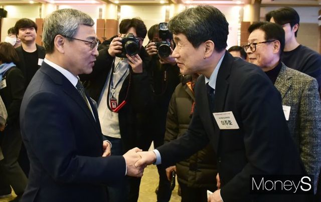 ▲ 인사나누는 이주호 사회부총리(오른쪽), 정근식 서울시 교육감 