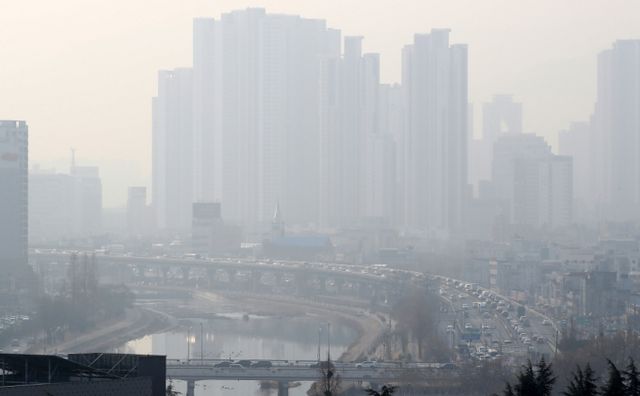 오는 22일 전국 대부분 지역에서 미세먼지 농도가 '나쁨' 수준을 보일 전망이다. 사진은 초미세먼지 영향으로 도심이 뿌옇게 보이는 모습. /사진=뉴스1
