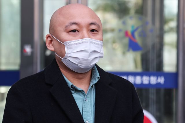 웹툰작가 주호민의 아들을 정서적 아동학대한 혐의를 받는 특수교사가 검찰에게 실형을 구형받았다. 사진은 주호민이 지난해 2월1일 경기 수원시 영통구 수원지방법원에서 취재진의 질문에 답하는 모습. /사진=뉴스1