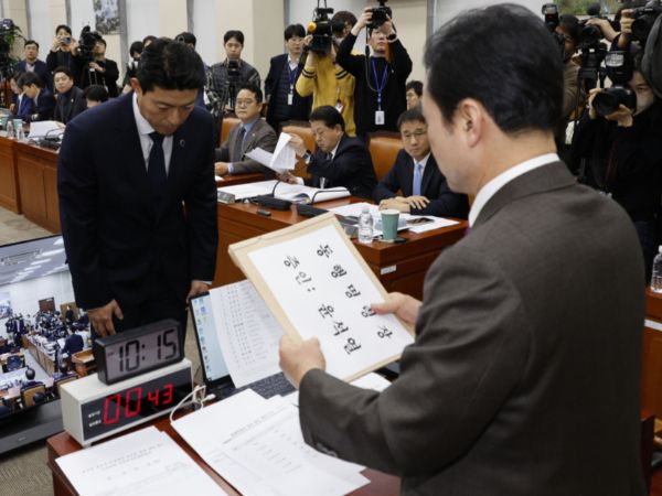 윤석열 정부의 비상계엄 선포를 통한 내란 혐의 진상규명 국정조사 특별위원회가 윤석열 대통령 등 7명에게 동행명령장을 발부했다. 사진은 22일 오전 서울 여의도 국회에서 열린 윤석열 정부의 비상계엄 선포를 통한 내란 혐의 진상규명 국정조사 1차 청문회에서 안규백 위원장이 윤석열 대통령 등에 대한 동행명령장을 발부하는 모습. /사진=뉴스1