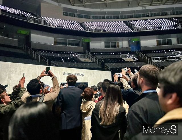 언팩 행사장에 마련된 체험존에서는 갤럭시 S25 엣지의 실물을 볼 수 있었다. 사진은 22일(현지시간) 갤럭시 S25 엣지의 실물을 보기 위해 수많은 인파가 몰린 모습. /사진=김성아 기자