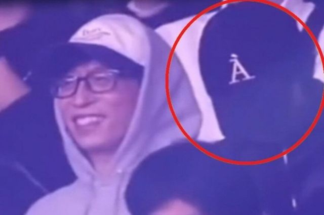 배우 송혜교가 얼굴을 가리고 정체를 숨기려 했지만 결국 들통나고 말았다. /사진=온라인커뮤니티