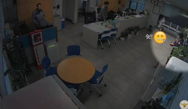 충남 당진에서 한 시민이 경찰서를 직접 방문해 경찰관과 협력한 끝에 보이스피싱범을 검거했다. /사진=유튜브 '대한민국 경찰청' 캡처