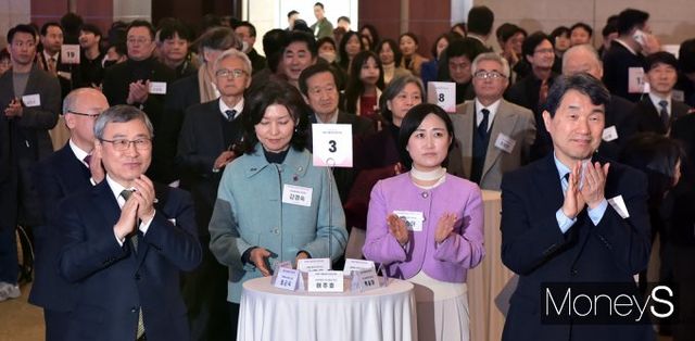 ▲ 박수치는 내외빈