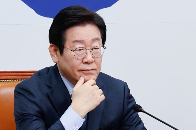 이재명 더불어민주당 대표의 공직선거법 위반 혐의 항소심 재판이 23일 열린다. 1심 선고 두달만이다. 사진은 이 대표가 지난 22일 서울 여의도 국회에서 열린 최고위원회의에 참석한 모습. /사진=뉴스1