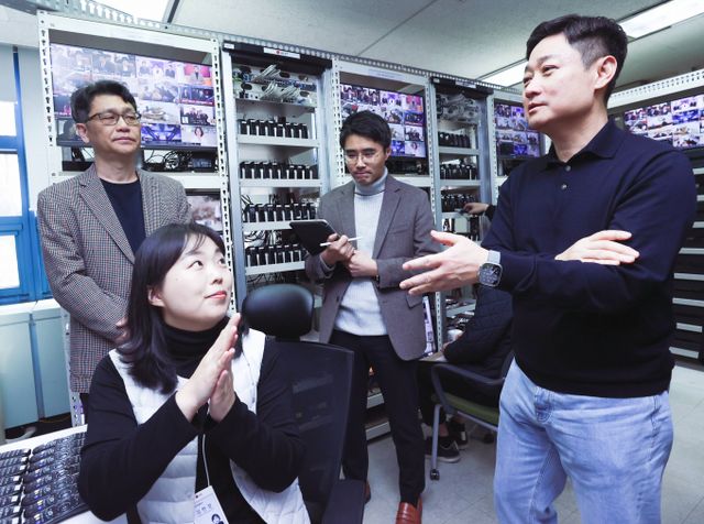 홍범식 LG유플러스 사장이 새해 첫 현장 경영으로 대전 유성구에 위치한 LG유플러스 '대전 R&D 센터'를 방문했다./사진=LG유플러스