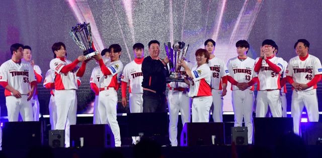12번째 우승을 달성한 KIA타이거즈가 선수단 대부분과 연봉협상을 마쳤다. 사진은 지난해 11월30일 광주 서구 김대중컨벤션센터에서 열린 'KIA 타이거즈 V12 팬 페스트'에 참석한 이범호 감독과 선수단의 모습. /사진=뉴시스