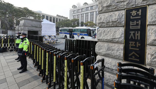 경찰이 온라인 커뮤니티에 헌법재판소 테러 예고 글을 올린 80대를 붙잡았다고 밝혔다. 사진은 22일 서울 종로구 헌법재판소 앞에서 경찰이 경계 근무를 서는 모습. /사진=뉴스1
