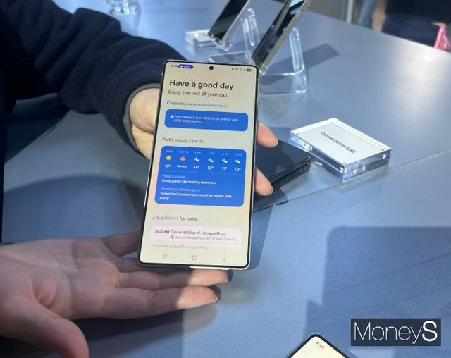 갤럭시 s25 시리즈에는 사용자의 하루를 위한 맞춤형 요약 기능 '나우 브리프'(Now Brief)가 새롭게 추가됐다. 사진은 나우 브리프가 실행되는 이미지. /사진=김성아 기자