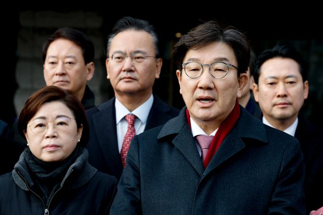 권성동 국민의힘 원내대표가 문형배 헌법재판소장 권한대행과 이재명 더불어민주당 대표의 친분을 주장하며 윤석열 대통령 탄핵 심판 사건 과정의 공정성 의혹을 제기했다. 사진은 권 원내대표(오른쪽)와 국회 법제사법위원회 소속 여당 의원들이 지난 22일 서울 종로구 헌법재판소를 항의 방문한 모습. /사진=뉴스1