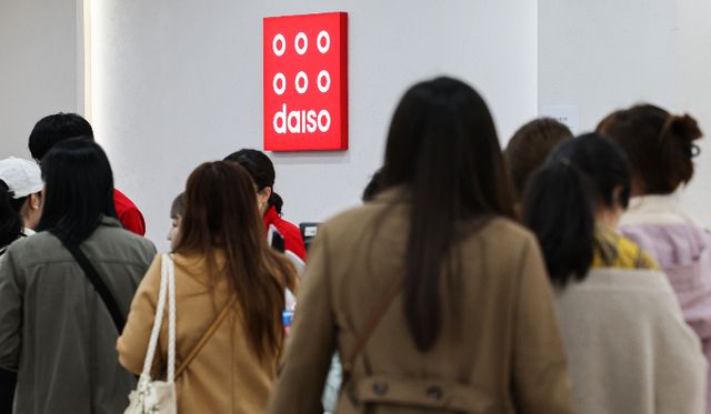 다이소가 대형마트 입점 등으로 영토를 꾸준히 넓히며 지난해 매출 4조원을 돌파할 것으로 보인다. 서울 소재 한 다이소 매장에 고객들이 계산을 위해 줄을 서 있다. /사진=뉴시스