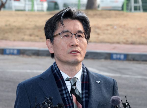 오동운 고위공직자범죄수사처(공수처) 처장이 윤석열 대통령에 대해 강제 구인을 재차 시도하겠다고 밝혔다. 사진은 오동운 공수처장이 22일 오전 경기도 과천시 정부과천청사 공수처로 출근하며 입장을 발표하는 모습. /사진=뉴스1