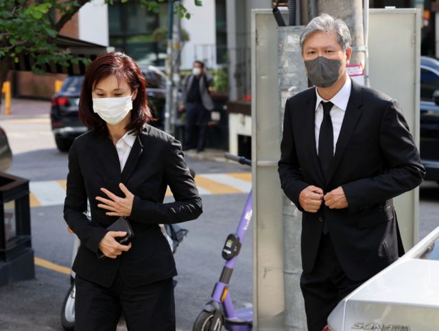 노소영 아트센터 나비 관장과 노재헌 변호사가 2022년 10월5일 오후 서울 서대문구 김옥길기념관에 마련된 김동길 연세대 사학과 명예교수의 빈소에 들어서고 있다. / 사진=뉴시스DB