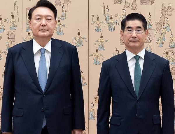 윤석열 대통령이 헌법재판소 재판에서 증인으로 출석하는 김용현 전 국방부 장관과 대면한다. 사진은 윤석열 대통령이 지난해 9월6일 서울 용산 대통령실 청사에서 김용현 신임 국방부 장관에게 임명장을 수여한 뒤 기념 촬영을 하고 있는 모습. /사진=뉴스1(대통령실)