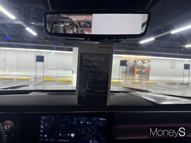 전 후방 시야가 좁은 상황에서 디지털 센터 미러가 전용 카메라를 통해 선명하게 후방을 확인시켜 줬다. /사진=김서연 기자