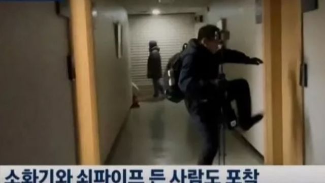 서울서부지법 난입 사태 배후로 전광훈 목사가 있는 종교시설인 사랑제일교회가 배후로 지목됐다. 사진은 서부지법 폭력 난입 사태에서 포착된 전도사의 모습. /사진=JTBC 방송캡처