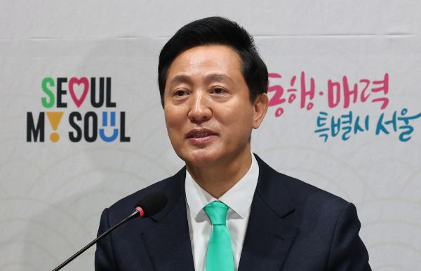 오세훈 서울시장은 조기대선 출마 여부에 대한 생각을 밝혔다. 사진은 오세훈 서울시장이 22일 오전 서울 중구 서울시청 대회의실에서 열린 2025 출입기자단 신년 간담회에서 취재진들의 질문에 답하는 모습. /사진=뉴스1
