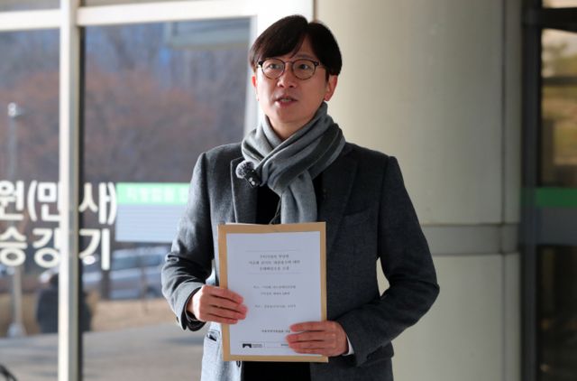  가수 이승환이 김장호 구미시장과 구미시를 상대로 손해배상소송을 접수했다. 사진은 이날 임재성 변호사가 언론브리핑을 하는 모습. /사진=뉴시스