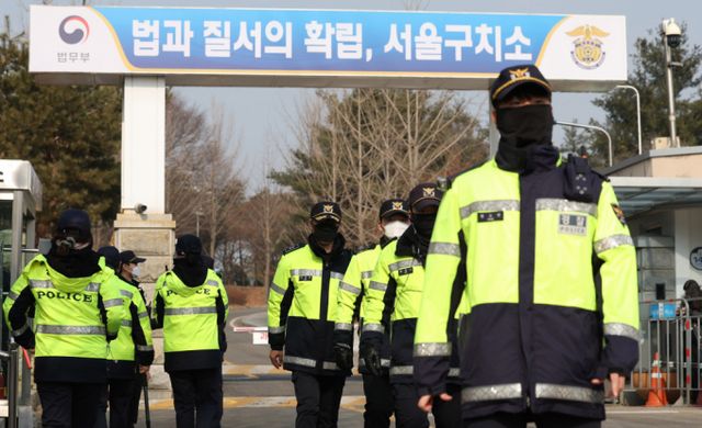 고위공직자범죄수사처가 내란 우두머리 혐의를 받는 윤석열 대통령에 대한 3차 강제 구인을 시도했으나 대통령 측이 모든 조사를 거부해 불발됐다. 사진은 22일 경기 의왕시 서울구치소에서 경찰이 근무를 서고 있는 모습. /사진=뉴시스