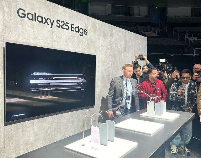  22일(현지시간) 갤럭시 S25 시리즈의 새로운 슬림 모델, '갤럭시 S25 엣지'가 모습을 드러냈다. 사진은 '갤럭시 언팩 2025' 행사장에 전시된 갤럭시 S25 엣지 모습. /사진=김성아 기자